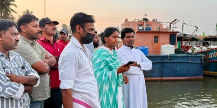 മുതലപ്പൊഴി; കായലിൽവീണ് മത്സ്യത്തൊഴിലാളിയെ കാണാതായി