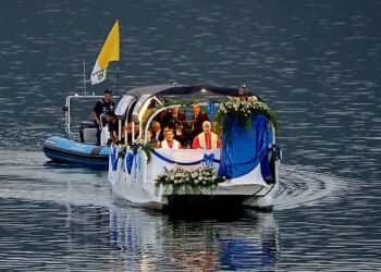 മാതാവിന്റെ തിരുസ്വരൂപവുമായി തടാകത്തിലൂടെ പ്രദക്ഷിണം; ചരിത്രം കുറിച്ച് ലിയോ പാപ്പ