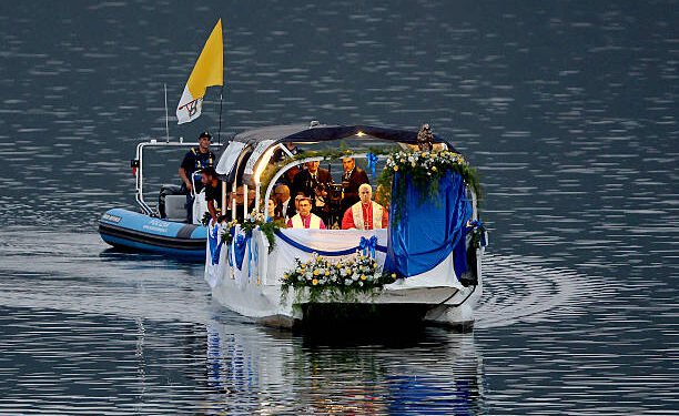 മാതാവിന്റെ തിരുസ്വരൂപവുമായി തടാകത്തിലൂടെ പ്രദക്ഷിണം; ചരിത്രം കുറിച്ച് ലിയോ പാപ്പ