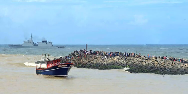 കടൽ ക്ഷോഭം; രണ്ടു മരണം, രണ്ടുപേർക്കായി തിരച്ചിൽ, തീരദേശത്ത് പ്രതിഷേധം കനക്കുന്നു
