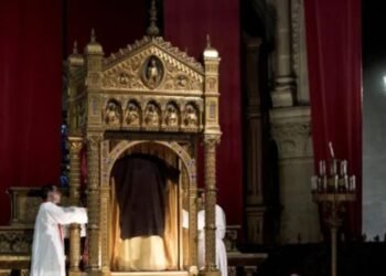 യേശു ക്രിസ്തുവിന്റെ തിരുവസ്ത്രം പാപ്പയുടെ സാന്നിധ്യത്തില്‍ പ്രദര്‍ശിപ്പിക്കുന്നു; ചരിത്രത്തില്‍ ആദ്യം
