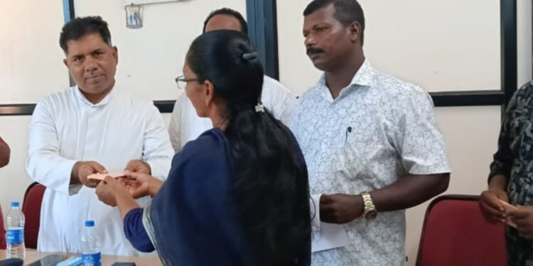വലിയതുറ ഫെറോനയിൽ കടൽദുരന്തങ്ങളിൽ മരിച്ചവരുടെ കുടുംബങ്ങൾക്ക് മത്സ്യമേഖല ശുശ്രൂഷ ധനസഹായം നൽകി